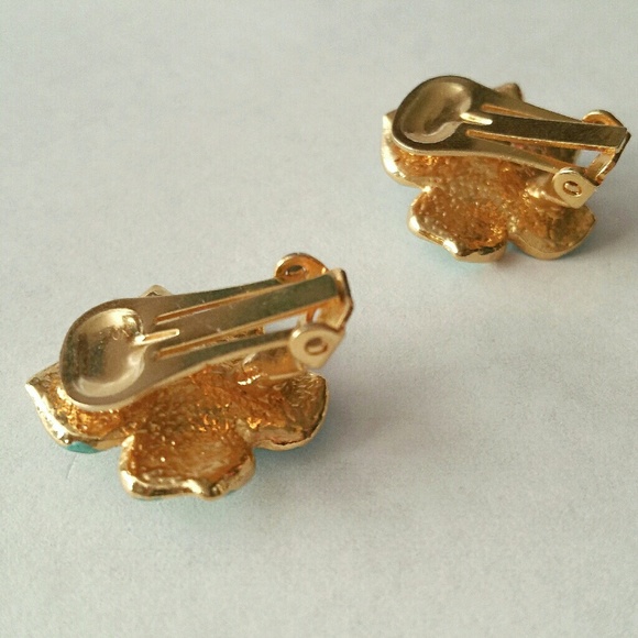 Vintage enamel/rhinestone flower clip on earrings - Picture 3 of 5